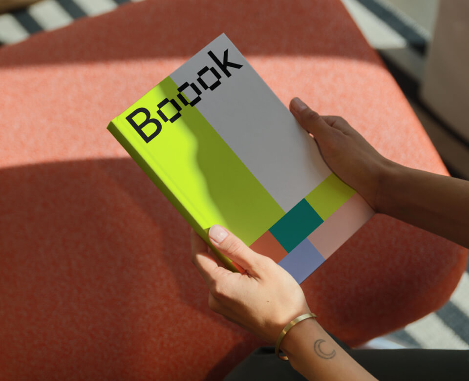 mockup mãos segurando um livro