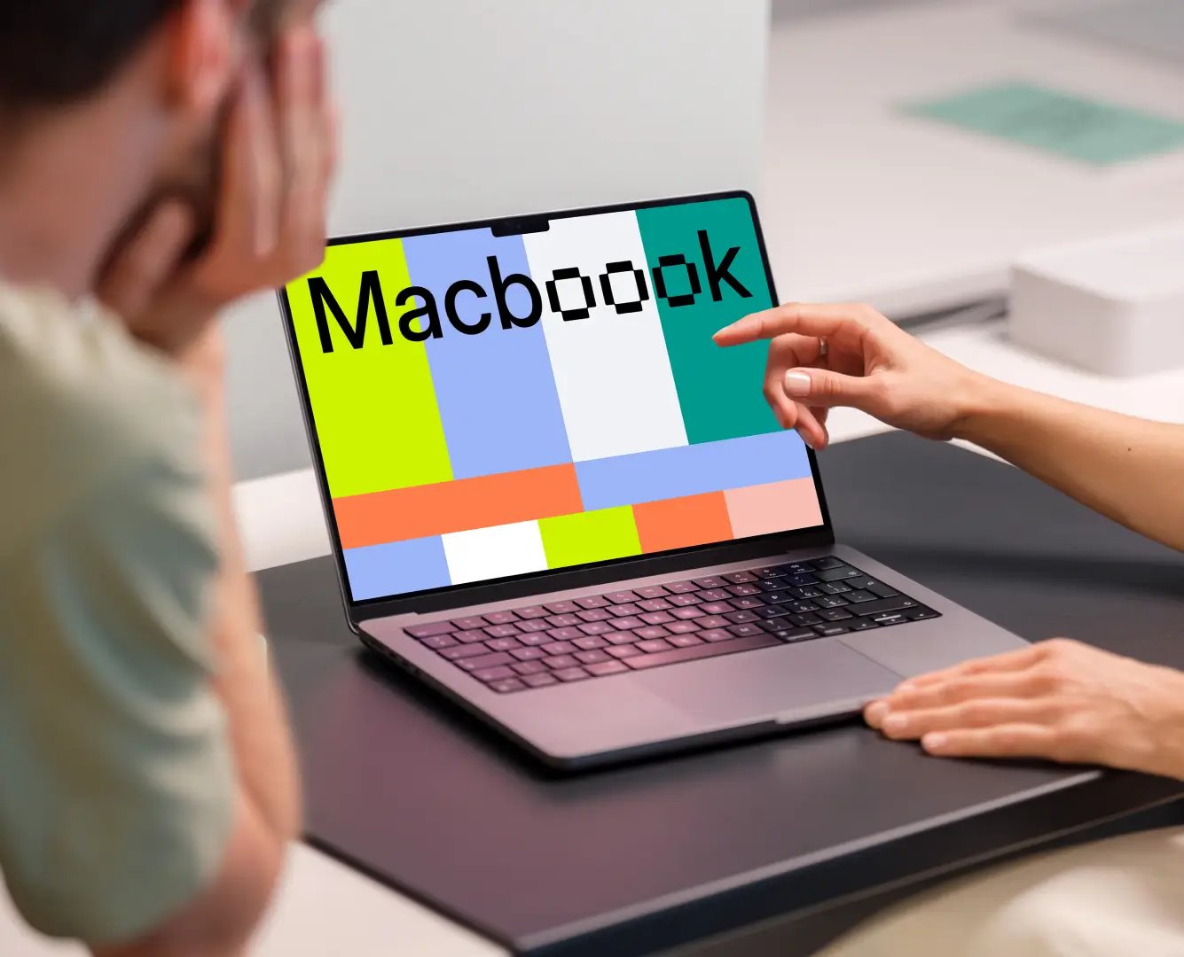 Colegas de trabalho trabalhando em um MacBook Pro Mockup