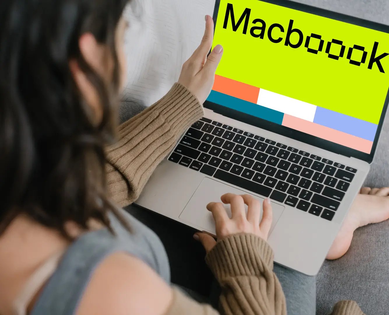 Mulher trabalhando no MacBook Pro Mockup