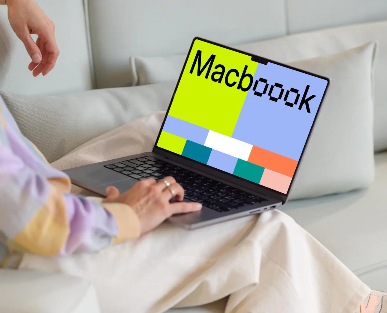 Mulher trabalhando em um MacBook Mockup