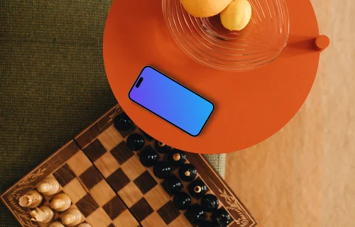 Tabuleiro de xadrez ao lado do iPhone mockup