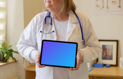 Médico segurando um iPad Air mockup