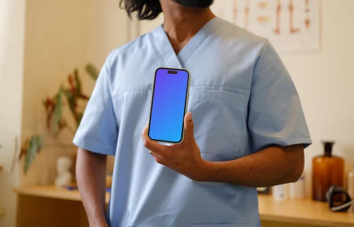 Médico segurando um iPhone mockup