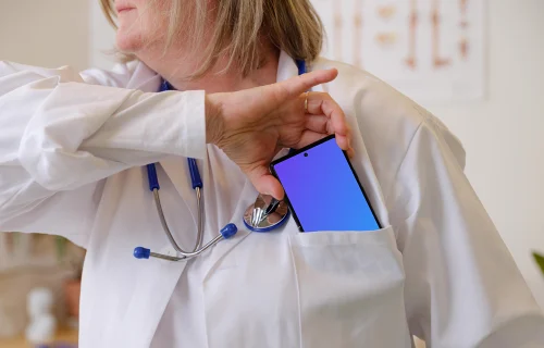 Médica colocando o Google Pixel 6 em seu bolso