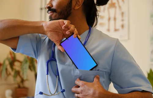 Médico tirando o Google Pixel 6 do bolso