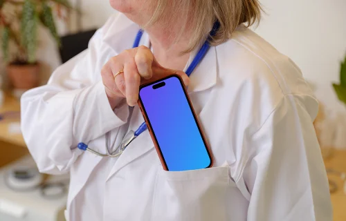 Médica tirando o iPhone 14 Pro do bolso