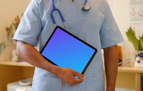 Mão de médico segurando um iPad mockup