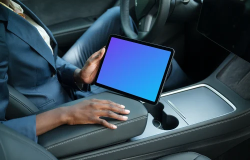 Empresário segurando um iPad Air mockup na Tesla