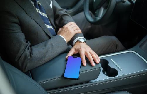 Empresário sentado em um Tesla com um iPhone mockup