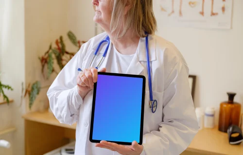 Médica segurando um iPad Air mockup