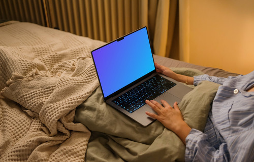 Mão feminina trabalhando em um MacBook Pro 14 mockup