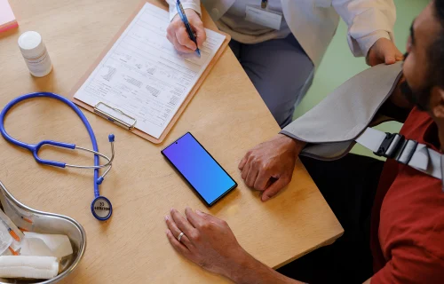 Google Pixel colocado na mesa do médico