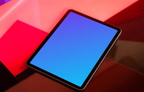 iPad mockup com fundo vermelho