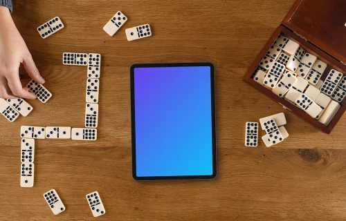 Apresentação do iPad com dominós ao redor