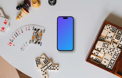 iPhone mockup cercado por jogos de tabuleiro