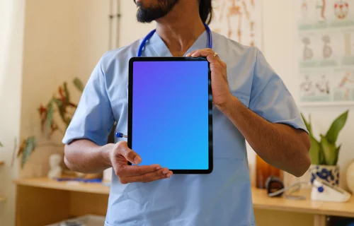 Médico do sexo masculino segurando um iPad mockup