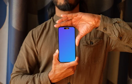 Homem apresentando um iPhone 14 Pro mockup