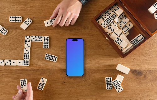 Pessoas jogando dominó ao lado do iPhone mockup