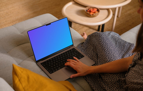 Mulher rolando a tela do MacBook Pro com a mão mockup