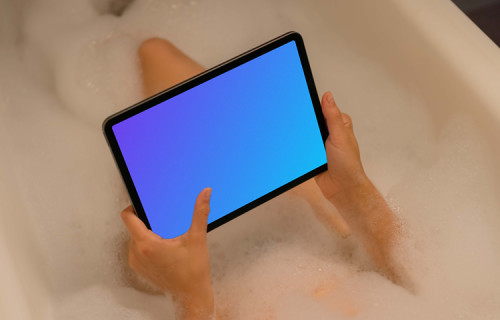 Mão de mulher digitando em um iPad Air mockup