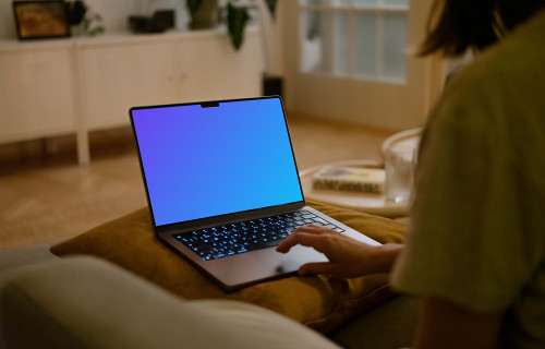 Mão de mulher trabalhando no MacBook mockup