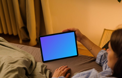 Mulher assistindo em um iPad Air mockup