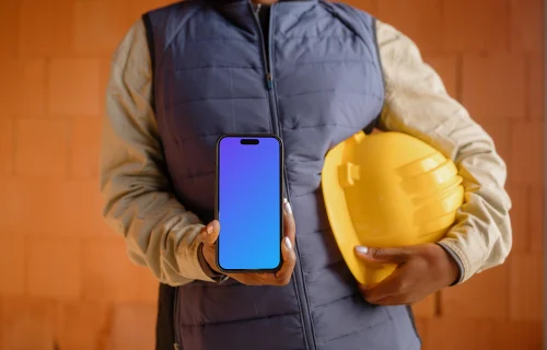 Construtora apresentando um iPhone mockup