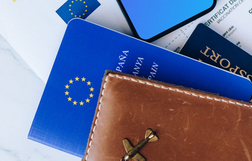 iPhone 12 Pro mockup colocado em um documento de viagem europeu