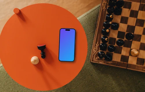 iPhone mockup ao lado do jogo de xadrez