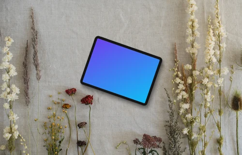 Tablet de paisagem mockup ao lado de flores
