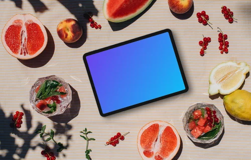 Tablet de paisagem com uma fruta fresca sobre a mesa