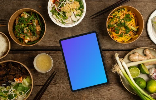 Tablet mockup no meio dos pratos da culinária vietnamita