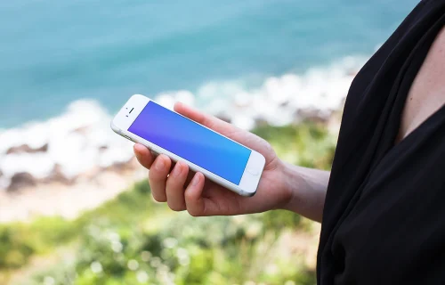 iPhone 7 Silver mockup com o oceano como pano de fundo