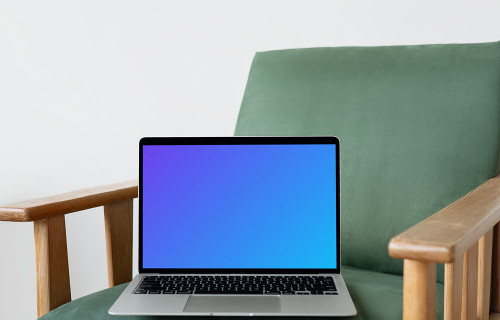 MacBook mockup em uma cadeira verde com apoio de braço de madeira