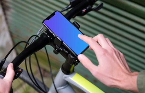 Homem de bicicleta ao lado de uma garagem com iPhone 11 Pro mockup em montagem de bicicleta
