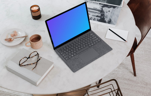 Microsoft Surface Laptop mockup sobre a mesa