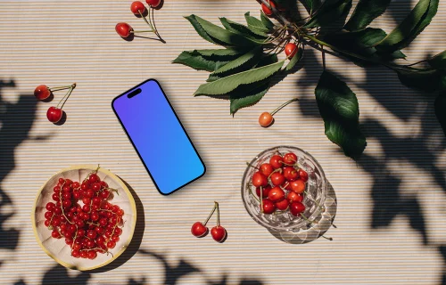 Telefone mockup com uma fruta fresca sobre a mesa