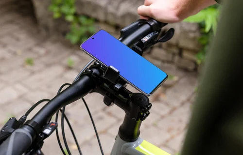 Vista lateral de uma bicicleta com Samsung S20 mockup em montagem de bicicleta