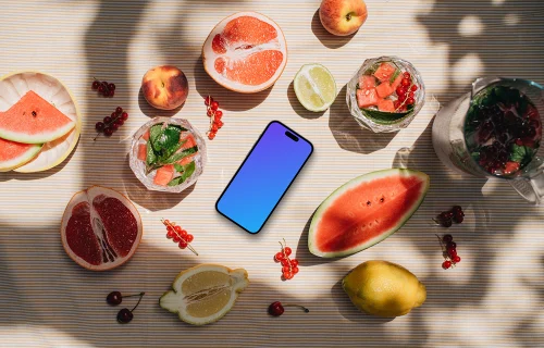 Smartphone mockup com uma melancia sobre a mesa