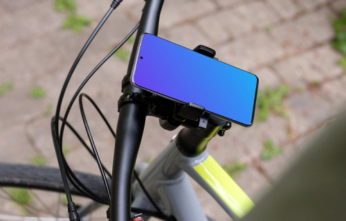 Foto de perto do Samsung S20 mockup em um suporte de bicicleta