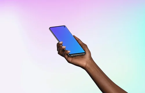 Mulher com Samsung Galaxy S10 mockup (Perspectiva - Gradiente 3)