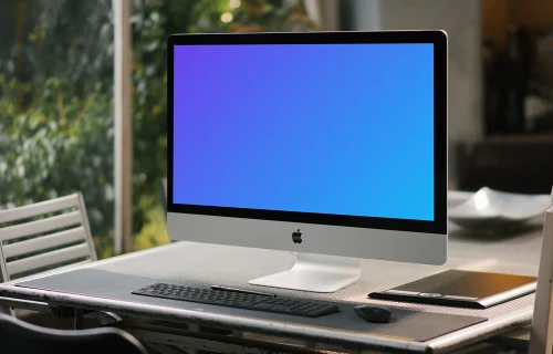 iMac mockup em uma mesa de conferência