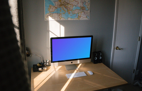 iMac mockup em uma sala sobre uma mesa ao lado da janela