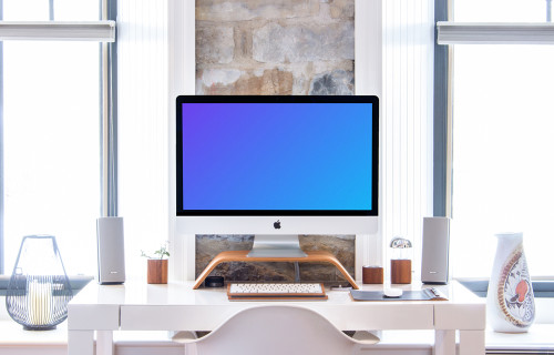 iMac mockup em uma mesa com um teclado e um mouse 