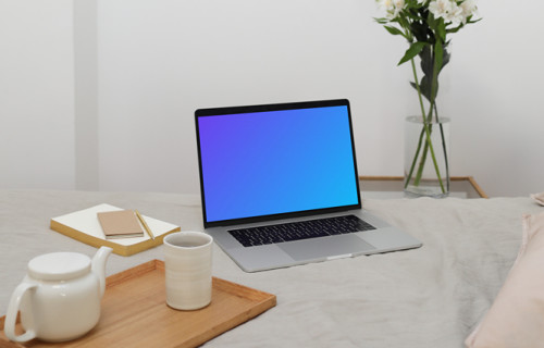 MacBook mockup em um canteiro com vaso de flores no fundo