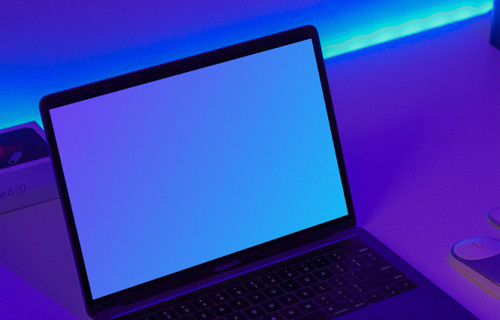 MacBook noturno mockup em uma mesa com capa Airpod