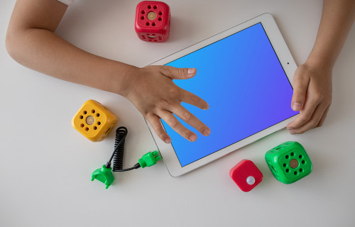 Criança jogando um jogo em um iPad mockup
