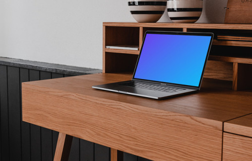 MacBook Pro mockup (zoom out) sobre uma mesa