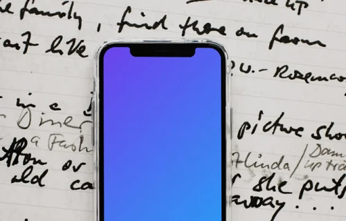 iPhone 12 Pro mockup em um papel com texto escrito à mão