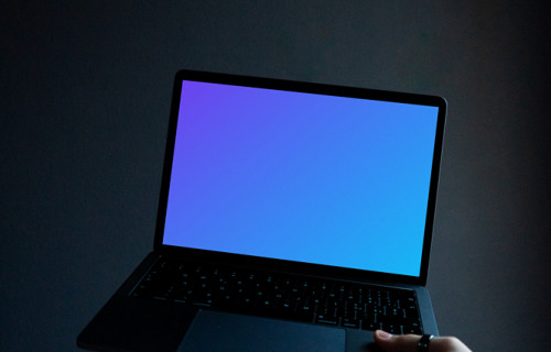 MacBook mockup em ambiente escuro
